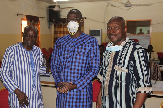 Photo 1 : Monsieur Oumarou KY (centre) a été installé dans ses fonctions de Président du CSNB