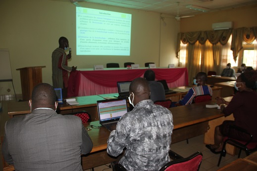 Photo 2 : Les acteurs de la DGAP suivant avec grand intérêt la communication de Dr Zézouma SANON sur la biosécurité et sa mise en œuvre au Burkina Faso