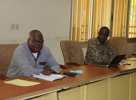 Photo 4 : Dr Charles SAWADOGO de la DGAP (gauche) a tablé son intervention sur la problématique de la prise en charge des biorisques dans les laboratoires de biologie médicale