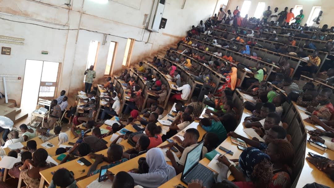 Photo 1 : Une vue des étudiants lors de la communication sur la biosécurité et sa mise en œuvre au Burkina Faso à l’Institut des Sciences et des Technologies de l’ENS